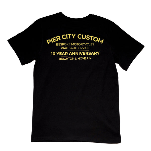 Camiseta del 10.º aniversario de Pier City Cycles - Negra y dorada