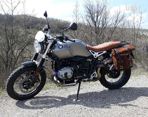 Alforjas de gamuza encerada Scram de la serie Unit Garage R9T y portaequipajes asimétrico doble
